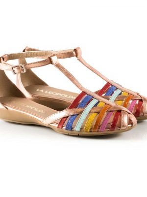 sandalias chatitas de mujer con diseño original de tiritas en cuero multicolor y base de cuero metalizado color cobre a la moda