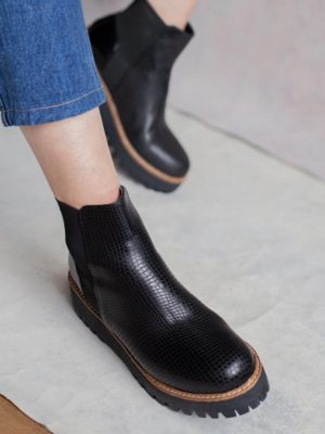 botas-urbanas-de-mujer-con-plataforma-en-cuero-negro-con-textura-y-acceso-con-elastico-lateral-astor-de-la-leopolda