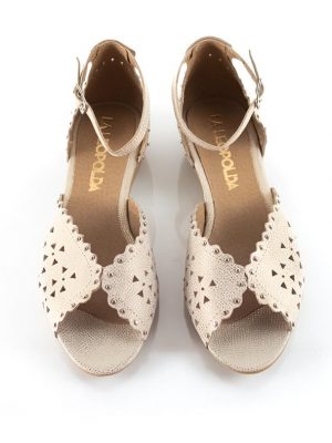 sandalias chatitas de mujer de cuero calado metalizado color platino con pulsera al tobillo