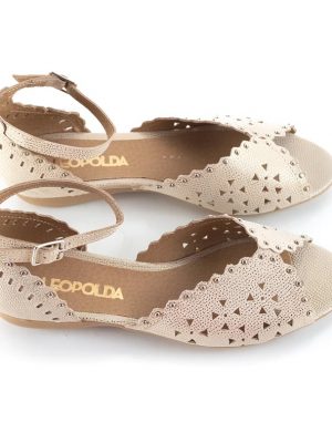sandalias chatitas de mujer de cuero calado metalizado color platino con diseño original