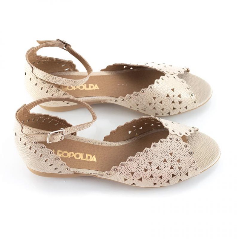 sandalias chatitas de mujer de cuero calado metalizado color platino con diseño original