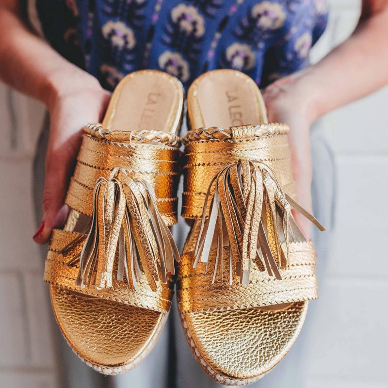 sandalias bajas de cuero dorado con flecos