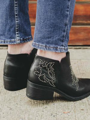 Botas-cortas-de-cuero-negro-para-mujer-con-taco-medio-y-diseño-original-de-tachitas