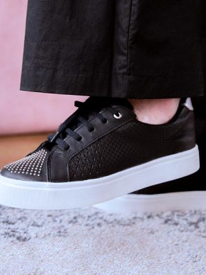 zapatillas-de-vestir-snatch-urbanas-para-mujer-en-cuero-negro-grabado-con-tachitas-de-la-leopolda