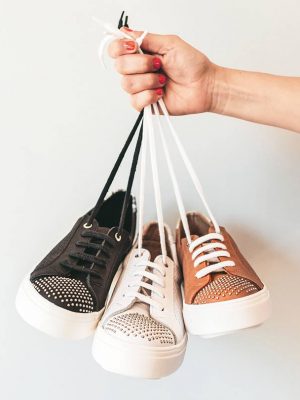 zapatillas-urbanas-de-vestir-snatch-para-mujer-en-cuero-negro-grabado-con-tachitas-de-la-leopolda