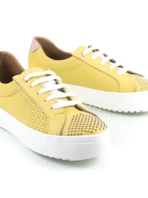 zapatillas de mujer en cuero grabado amarillo con tachitas y diseño original