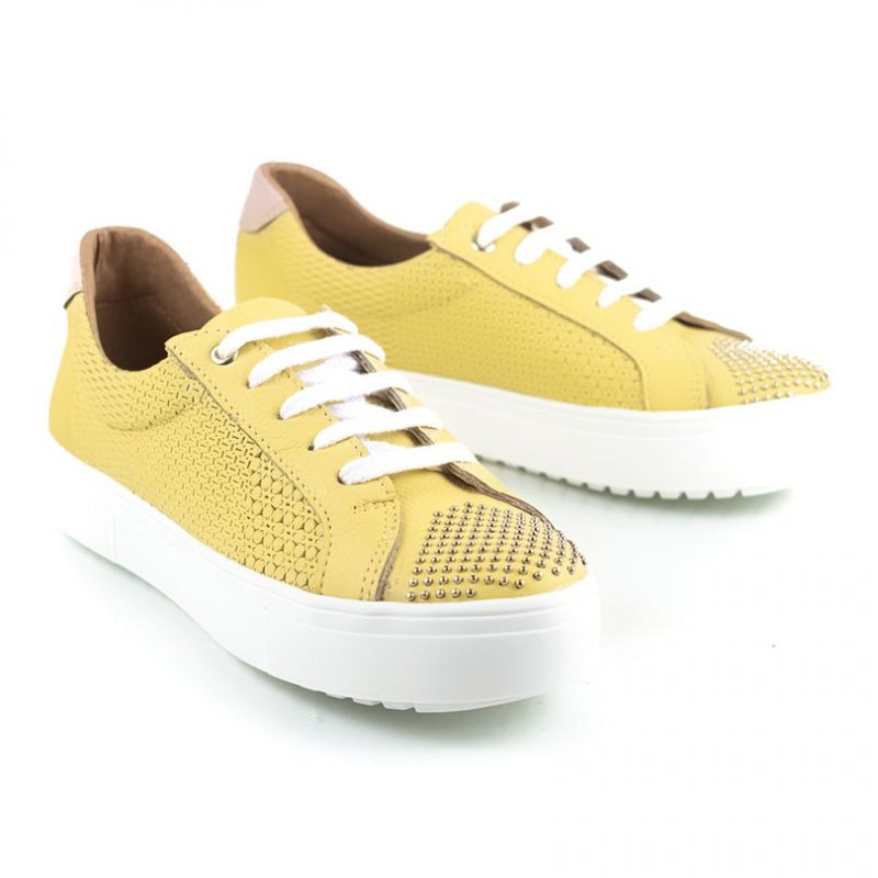 zapatillas de mujer en cuero grabado amarillo con tachitas y diseño original