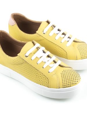 zapatillas urbanas de mujer en cuero grabado amarillo con tachitas y diseño original