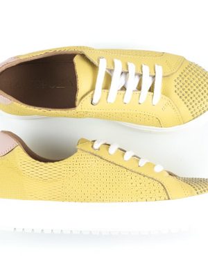 zapatillas de vestir para mujer en cuero grabado amarillo con tachitas y diseño original