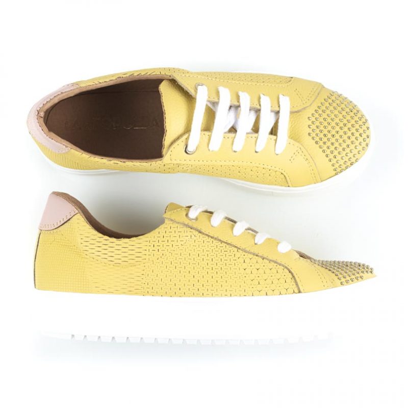 zapatillas de vestir para mujer en cuero grabado amarillo con tachitas y diseño original