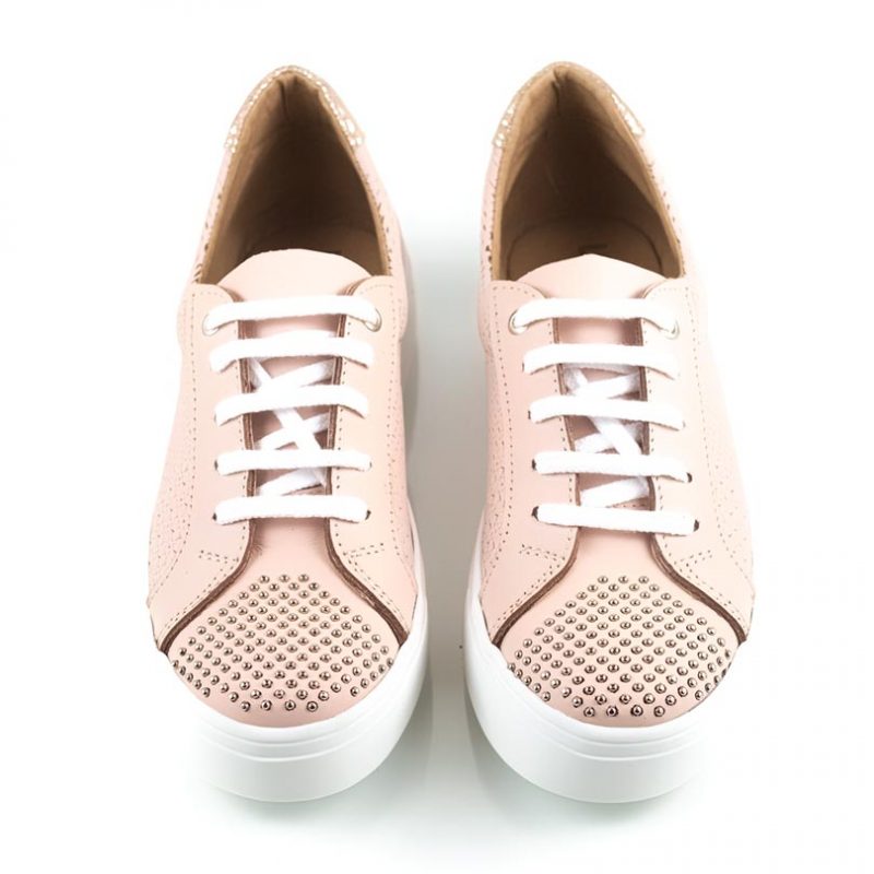 zapatillas de mujer en cuero grabado rosa con tachitas y diseño original