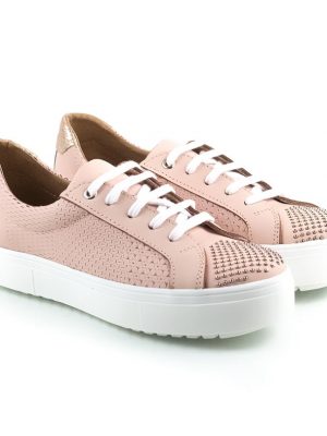 zapatillas urbanas de mujer en cuero grabado rosa con tachitas y diseño original