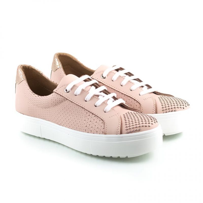 zapatillas urbanas de mujer en cuero grabado rosa con tachitas y diseño original