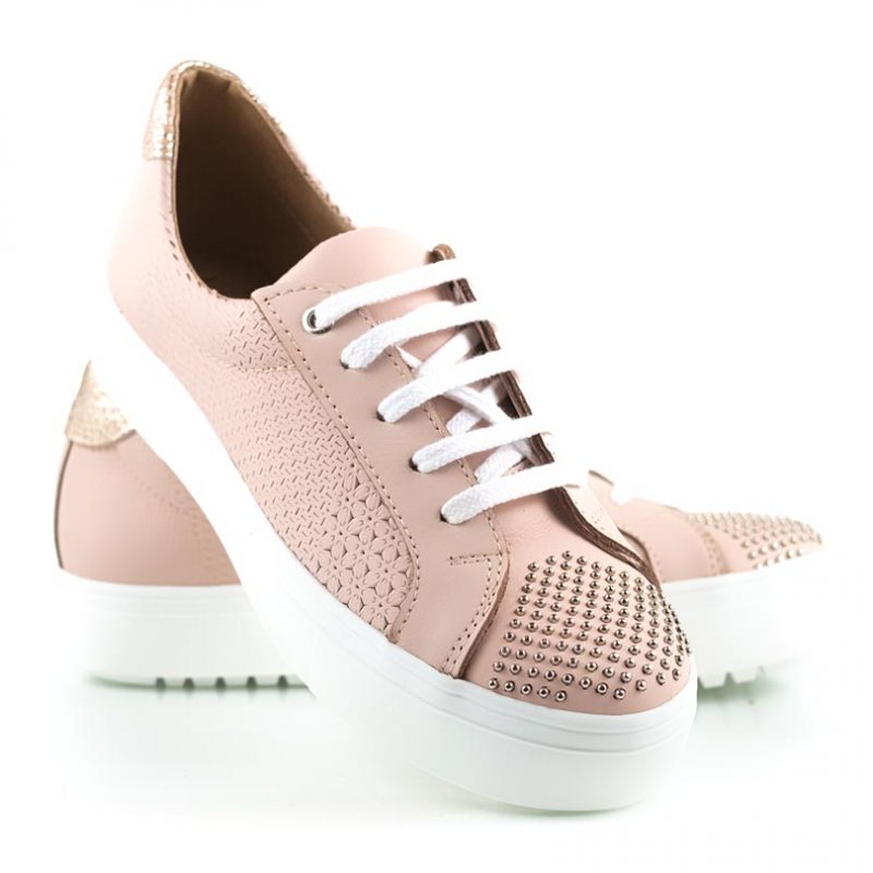 zapatillas de vestir para mujer en cuero grabado rosa con tachitas y diseño original