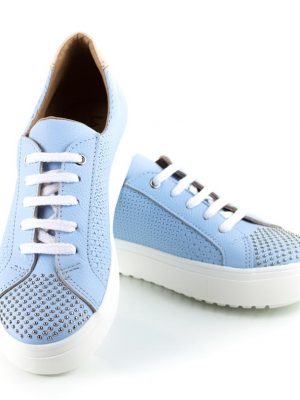 zapatillas de mujer en cuero grabado celeste con tachitas y diseño original