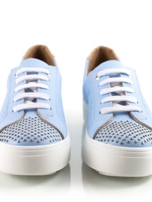 zapatillas urbanas de mujer en cuero grabado celeste con tachitas y diseño original