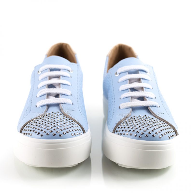 zapatillas urbanas de mujer en cuero grabado celeste con tachitas y diseño original