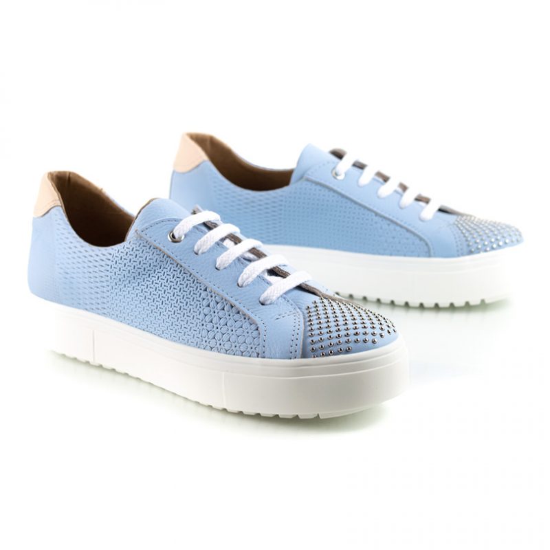 zapatillas de vestir para mujer en cuero grabado celeste con tachitas y diseño original