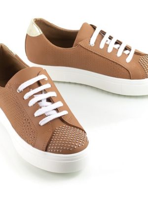 zapatillas urbanas de mujer en cuero grabado color suela con tachitas y diseño original