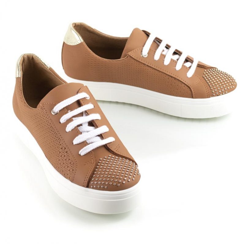 zapatillas urbanas de mujer en cuero grabado color suela con tachitas y diseño original