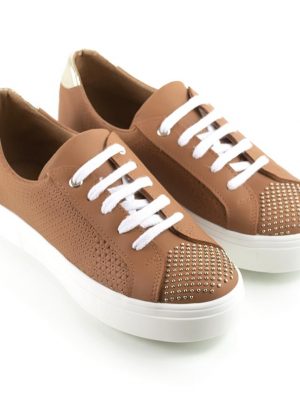 zapatillas de mujer en cuero grabado color suela con tachitas y diseño original