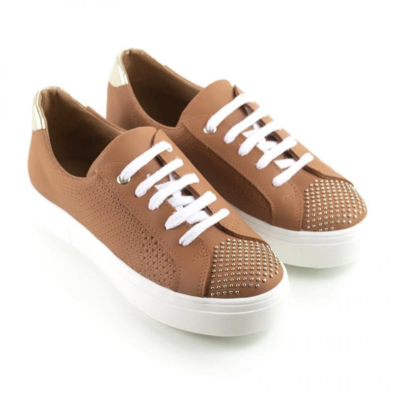 zapatillas de mujer en cuero grabado color suela con tachitas y diseño original