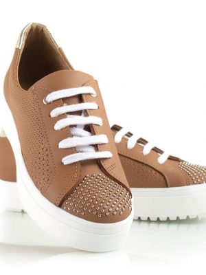 zapatillas de vestir para mujer en cuero grabado color suela con tachitas y diseño original