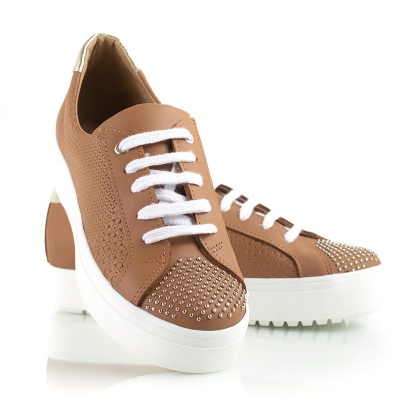 zapatillas de vestir para mujer en cuero grabado color suela con tachitas y diseño original