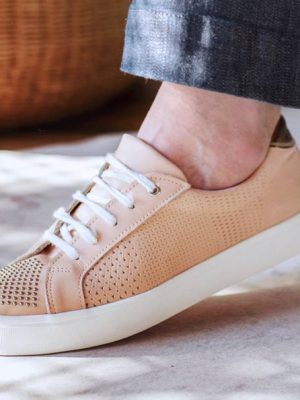 zapatillas-urbanas-de-vestir-snatch-para-mujer-en-cuero-rosa-grabado-con-tachitas-de-la-leopolda