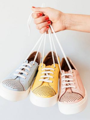 zapatillas-urbanas-de-vestir-snatch-para-mujer-en-cuero-amarillo-grabado-con-tachitas-de-la-leopolda