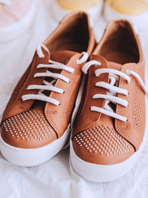 zapatillas-urbanas-de-vestir-snatch-para-mujer-en-cuero-marron-grabado-con-tachitas-de-la-leopolda