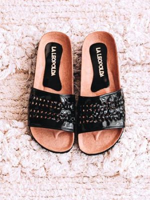 sandalias-bajas-de-cuero-charol-negro-con-tipo-sueco-con-base-de-corcho-de-la-leopolda