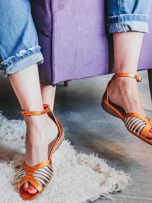 sandalias bajitas de cuero metalizado naranja