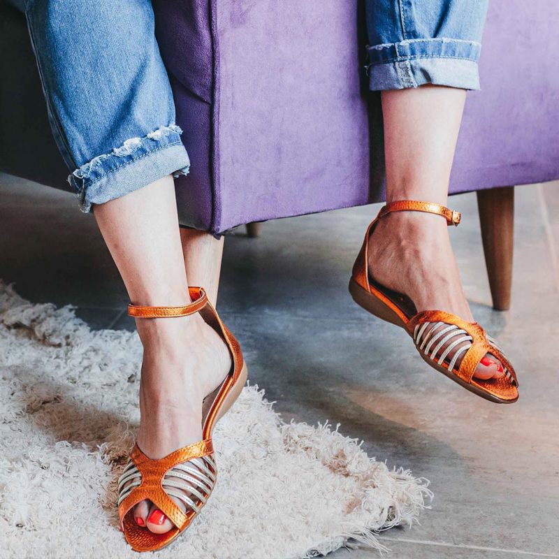 sandalias bajitas de cuero metalizado naranja