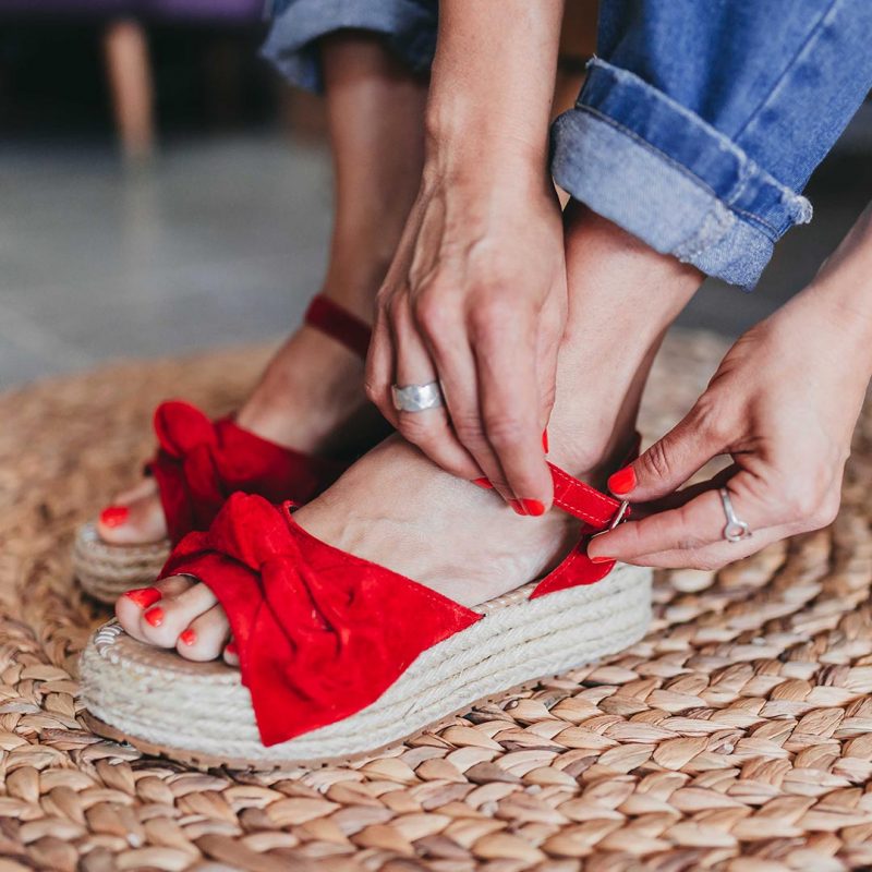 sandalia de cuero gamuzado rojo con plataforma de yute y moño