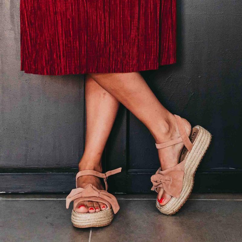 sandalias de cuero gamuzado nude con plataforma de yute y moño