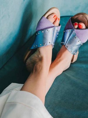 sandalias-iruya-bajitas-de-mujer-en-cuero-metalizado-celeste-y-cuero-gamuzado-lila-de-la-leopolda