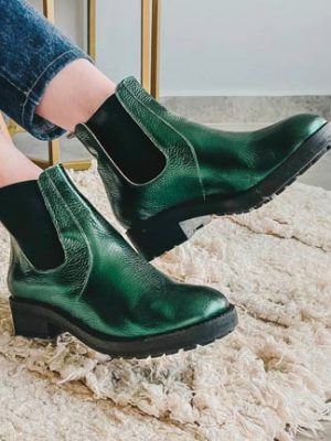 botas-de-mujer-urbanas-serif-de-cuero-verde-metalizado-con-elastico-lateral-de-la-leopolda