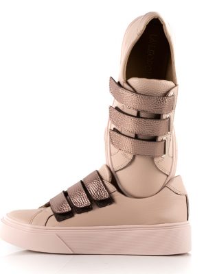zapatillas urbanas de mujer en cuero rosa con abrojos metalizados y suela antideslizante