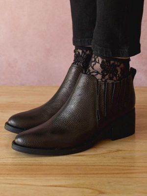 Botas-bajas-de-cuero-negro-metalizado-Goya