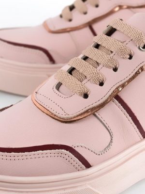 zapatillas color rosa para mujer en cuero con detalles metalizados y suela antideslizante
