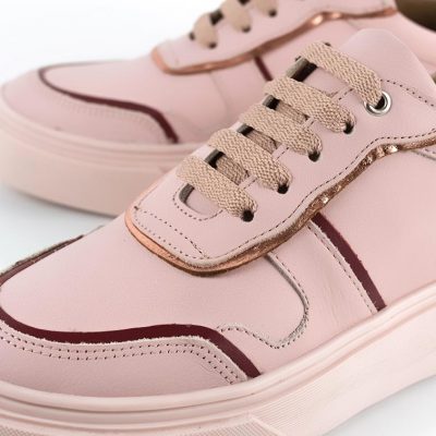 zapatillas color rosa para mujer en cuero con detalles metalizados y suela antideslizante