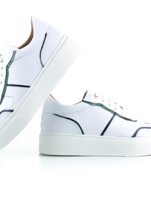 zapatillas blancas de mujer en cuero con detalles metalizados y suela antideslizante