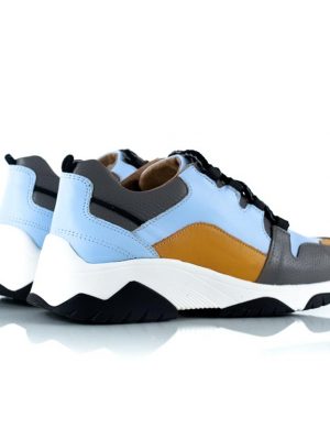 zapatillas urbanas de mujer con diseño original en mix de cueros celeste, gris y mostaza