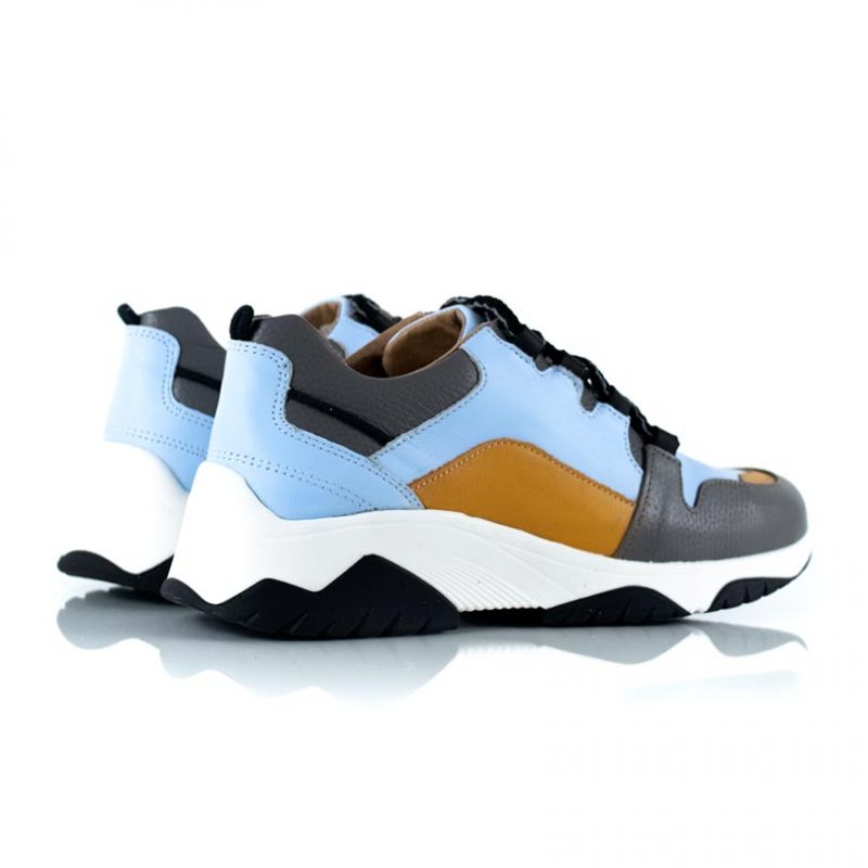 zapatillas urbanas de mujer con diseño original en mix de cueros celeste, gris y mostaza