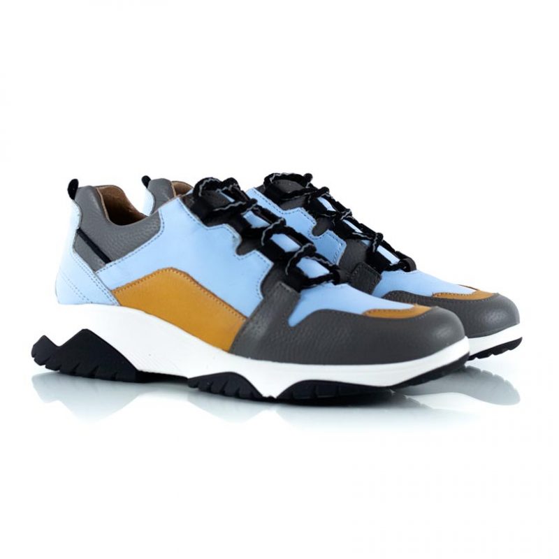 zapatillas urbanas de mujer con diseño original a la moda en mix de cueros celeste, gris y mostaza