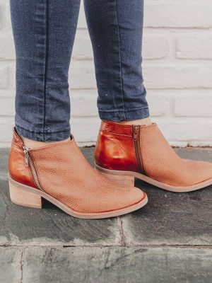 Botas-cortas-de-cuero-graneado-color-suela-con-recorte-de-charol-color-whisky-en-el-talon