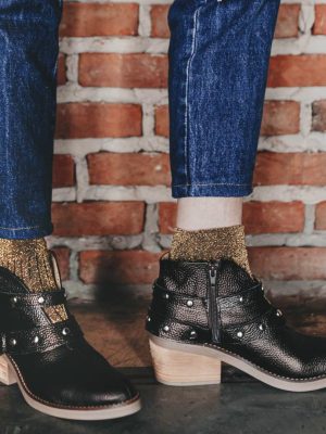 Botas-de-cuero-negro-graneado-con-escote-y-cintos-tipo-texanas-con-tachitas-niqueladas