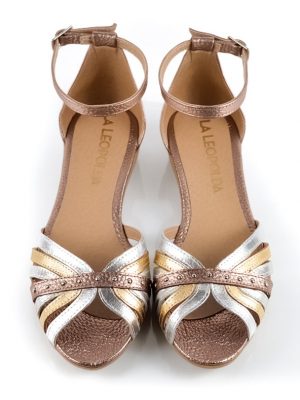 sandalias bajas de cuero metalizado beige, cobre y platino