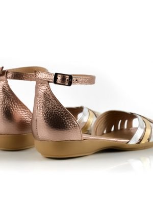 sandalias chatitas con pulsera al tobillo en cuero metalizado beige, cobre y platino